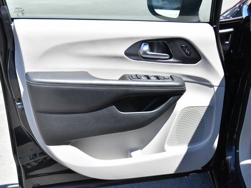 Used 2023 Chrysler Pacifica Touring-L FWD image 14