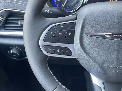 Used 2026 Chrysler Pacifica Limited FWD image 18