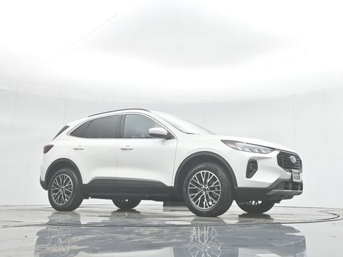 New 2025 Ford Escape SE image 3