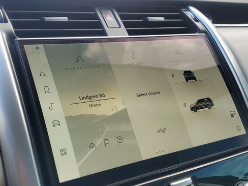 Used 2023 Land Rover Discovery S image 32