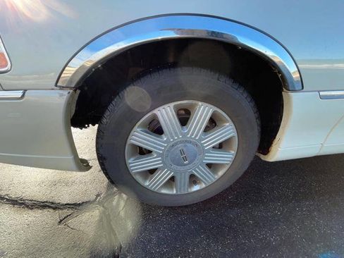 Used 2003 Lincoln Town Car Cartier image 11