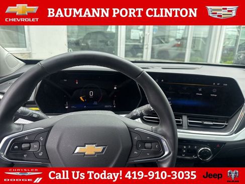 Used 2024 Chevrolet Trax LT w/ Sunroof Package FWD image 9