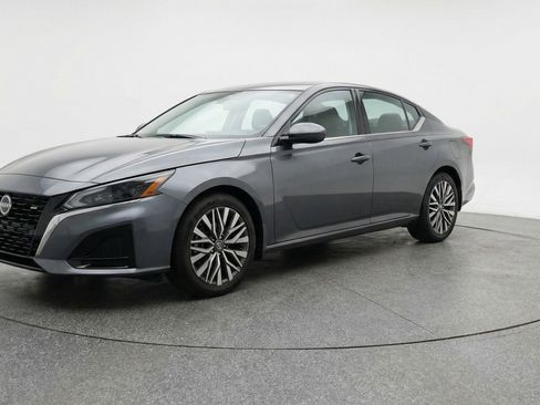 Used 2025 Nissan Altima 2.5 SV FWD image 3