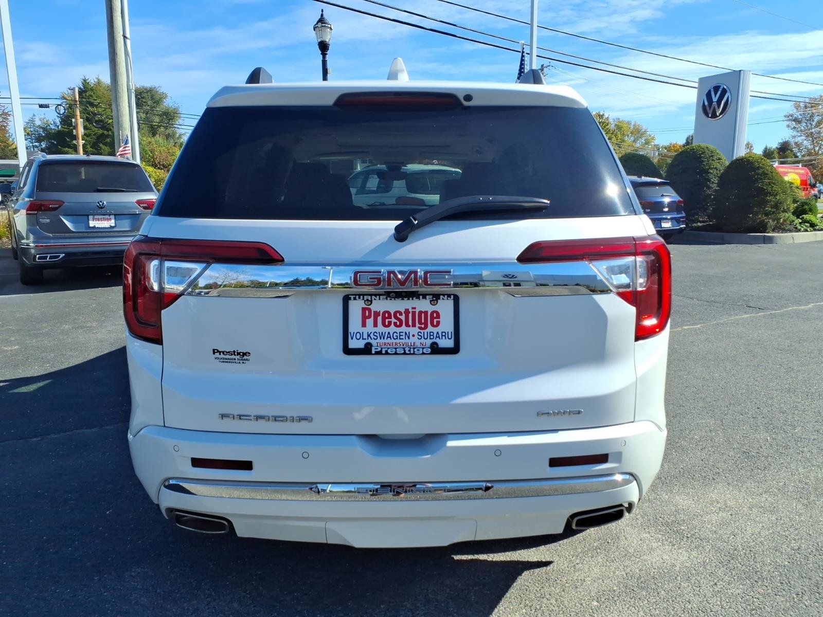 Used 2022 GMC Acadia Denali w/ Denali Ultimate Package AWD/4WD image 3