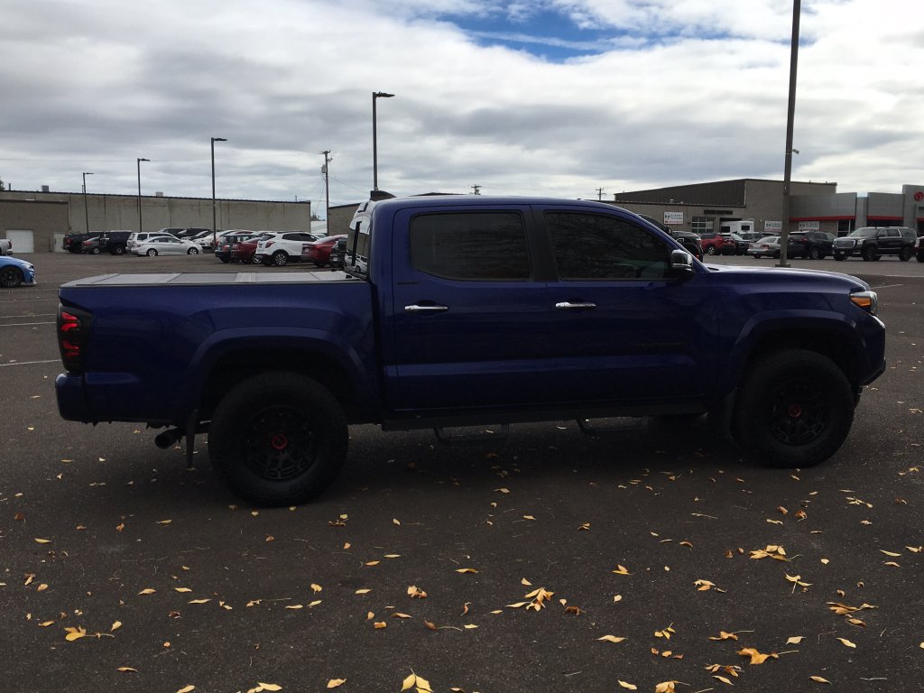 Used 2022 Toyota Tacoma Limited w/ Black Out Package (TMS) AWD/4WD image 9