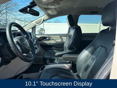 Used 2022 Chrysler Pacifica Touring-L image 11
