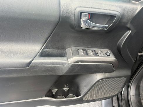 Used 2021 Toyota Tacoma TRD Off-Road AWD/4WD image 18