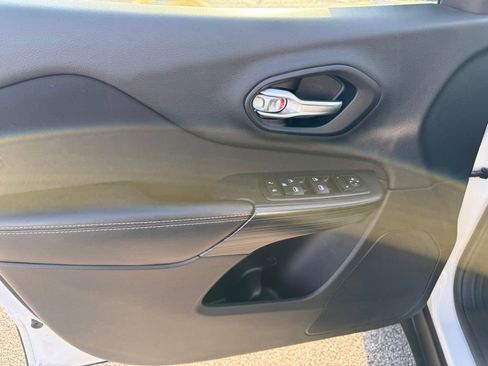 Used 2016 Jeep Cherokee Sport image 10