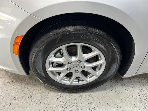 Used 2024 Chrysler Pacifica Touring-L image 9