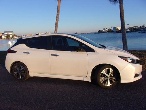 Used 2020 Nissan Leaf SV w/ SV Technology Package image 11