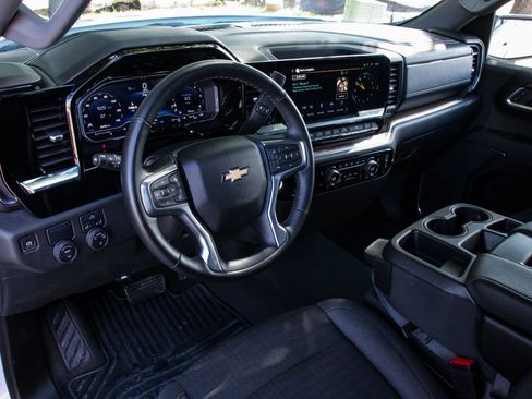 Used 2025 Chevrolet Silverado 1500 LT RWD image 9