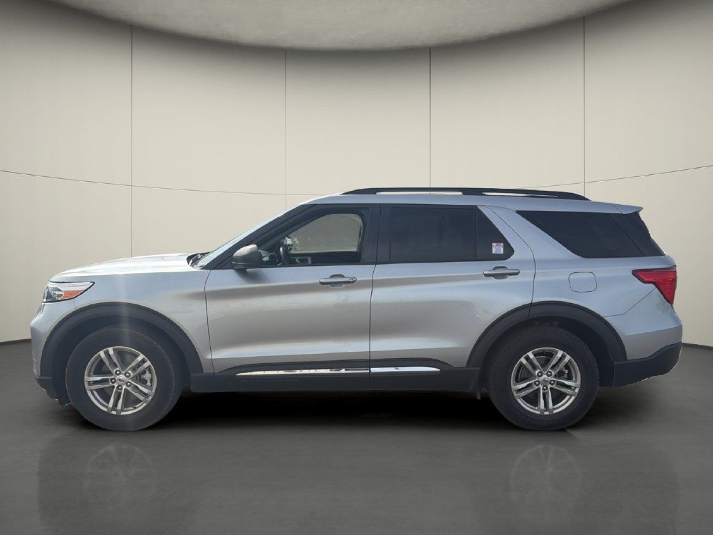 Used 2023 Ford Explorer XLT w/ Equipment Group 202A RWD image 4