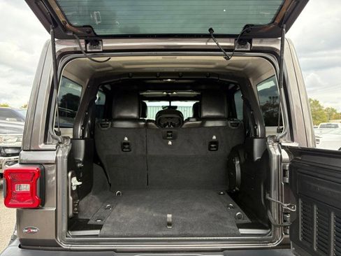 Used 2019 Jeep Wrangler Unlimited Sahara image 12