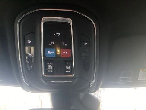 Used 2022 Jeep Grand Cherokee Altitude image 23