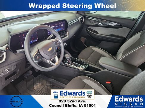 Used 2025 Chevrolet TrailBlazer LT w/ LT Cold Weather Package FWD image 16