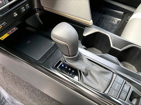 Used 2025 Toyota Camry SE image 16