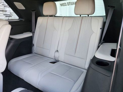 Used 2026 Cadillac Vistiq Luxury image 16