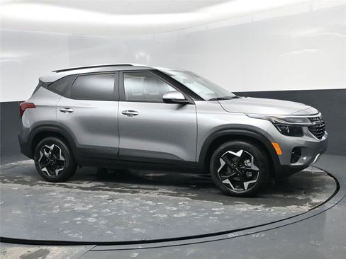 Used 2025 Kia Seltos S image 2