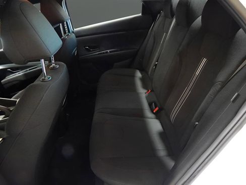 Used 2025 Hyundai Elantra SE image 19