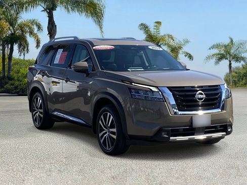 Certified 2024 Nissan Pathfinder Platinum FWD image 6