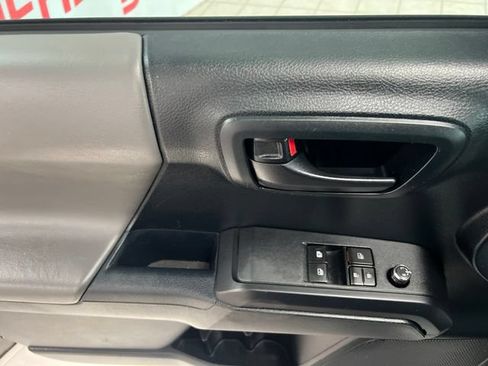 Used 2017 Toyota Tacoma SR AWD/4WD image 15