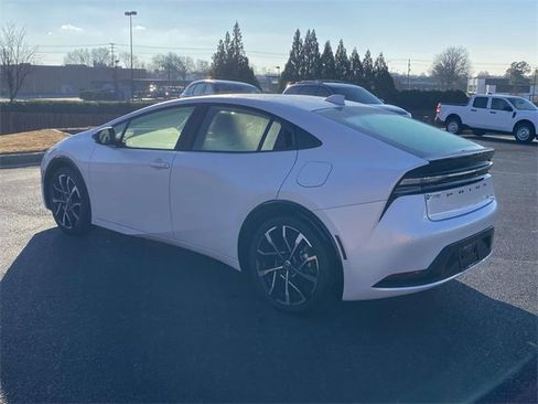Used 2025 Toyota Prius Plug-In Hybrid image 4
