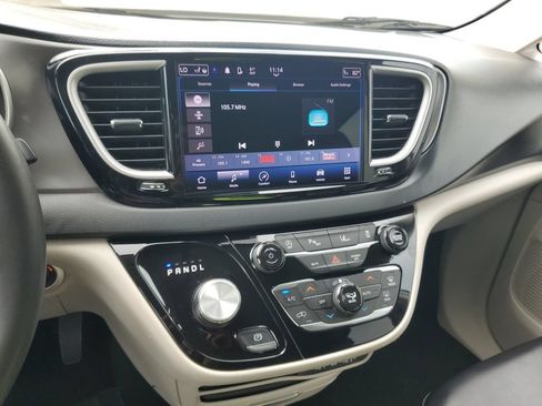 Used 2023 Chrysler Pacifica Touring-L FWD image 14