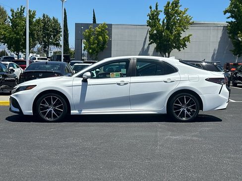 Used 2023 Toyota Camry SE FWD image 2
