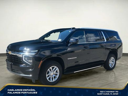 Used 2025 Chevrolet Suburban LS RWD image 2