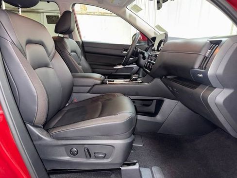 Used 2025 Nissan Pathfinder SL AWD/4WD image 23