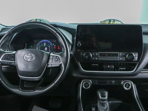 Used 2025 Toyota Grand Highlander AWD image 17