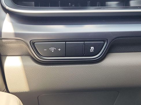 Used 2025 Kia Carnival FWD image 18