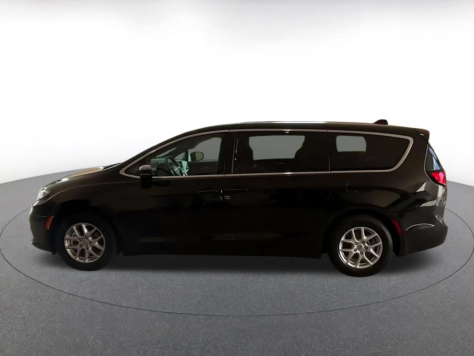 Used 2025 Chrysler Pacifica Select FWD image 7