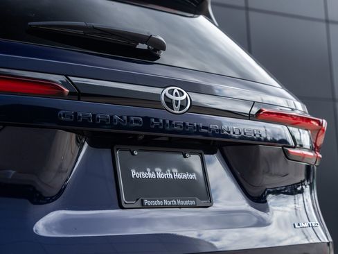 Used 2025 Toyota Grand Highlander AWD image 12
