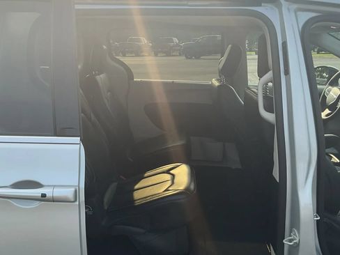 Used 2024 Chrysler Pacifica Touring-L FWD image 27
