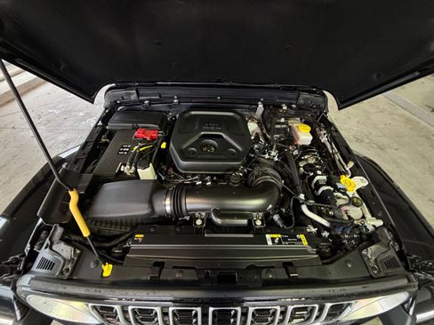 Used 2025 Jeep Wrangler Sahara image 31