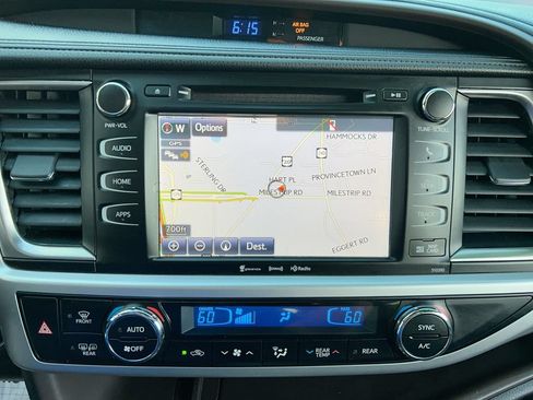 Used 2019 Toyota Highlander XLE AWD/4WD image 18