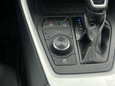 Used 2021 Toyota RAV4 XLE Premium image 18