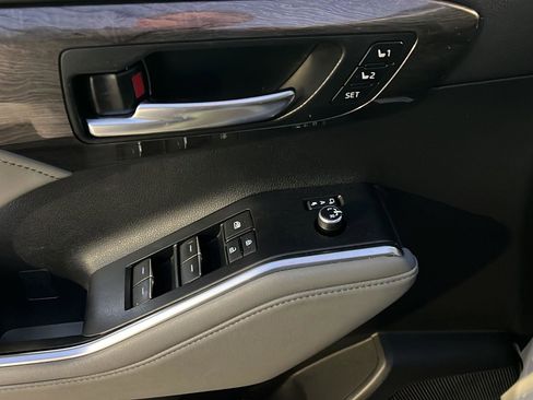 Used 2024 Toyota Highlander Limited image 36