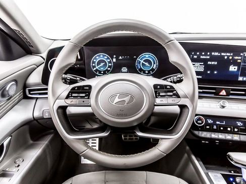 Used 2025 Hyundai Elantra SEL image 19