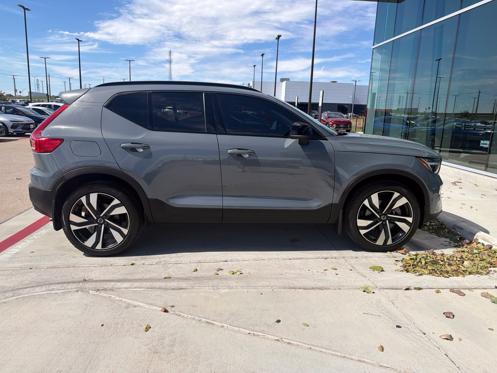 Used 2023 Volvo XC40 B4 Plus w/ Driver Assist Package FWD image 4