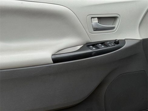 Used 2019 Toyota Sienna LE image 22