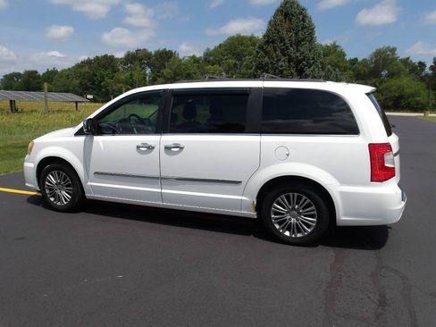Used 2014 Chrysler Town & Country Touring-L w/ Trailer Tow Group FWD image 12