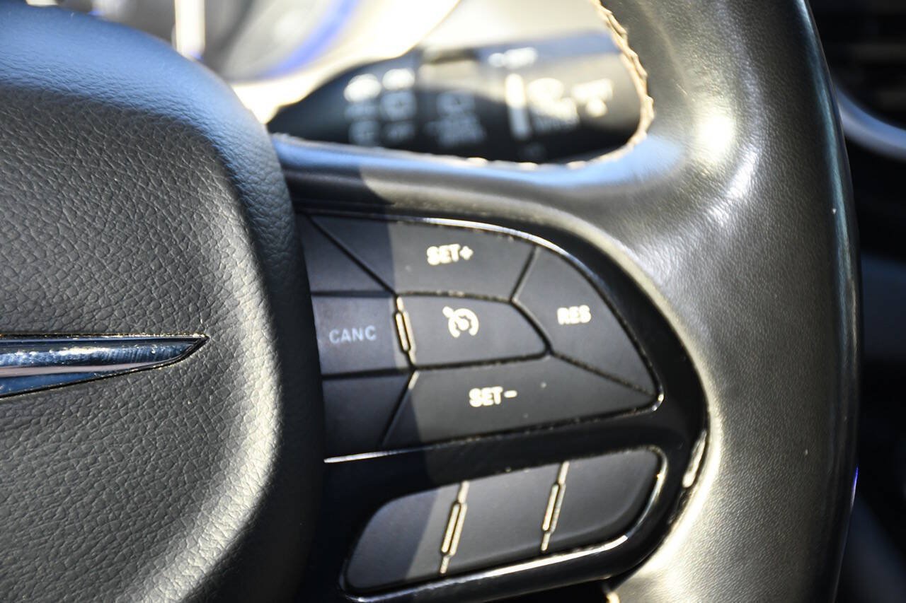 Used 2020 Chrysler Pacifica Touring-L w/ S Appearance Package FWD image 33