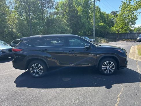 Used 2022 Toyota Highlander XLE image 2