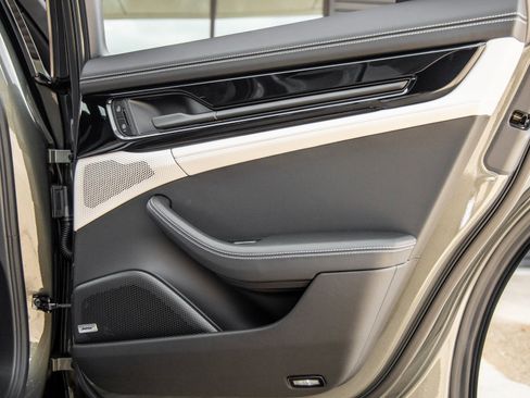 Certified 2025 Porsche Panamera image 31