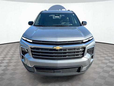 Used 2025 Chevrolet Traverse LT FWD image 2