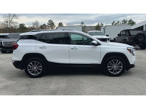 Certified 2024 GMC Terrain SLT w/ Infotainment Package II image 9