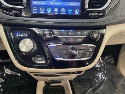 Used 2018 Chrysler Pacifica Limited w/ Tire & Wheel Group FWD image 26