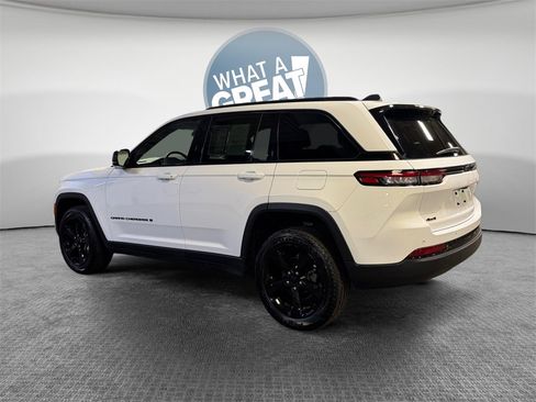 Used 2023 Jeep Grand Cherokee Altitude image 6